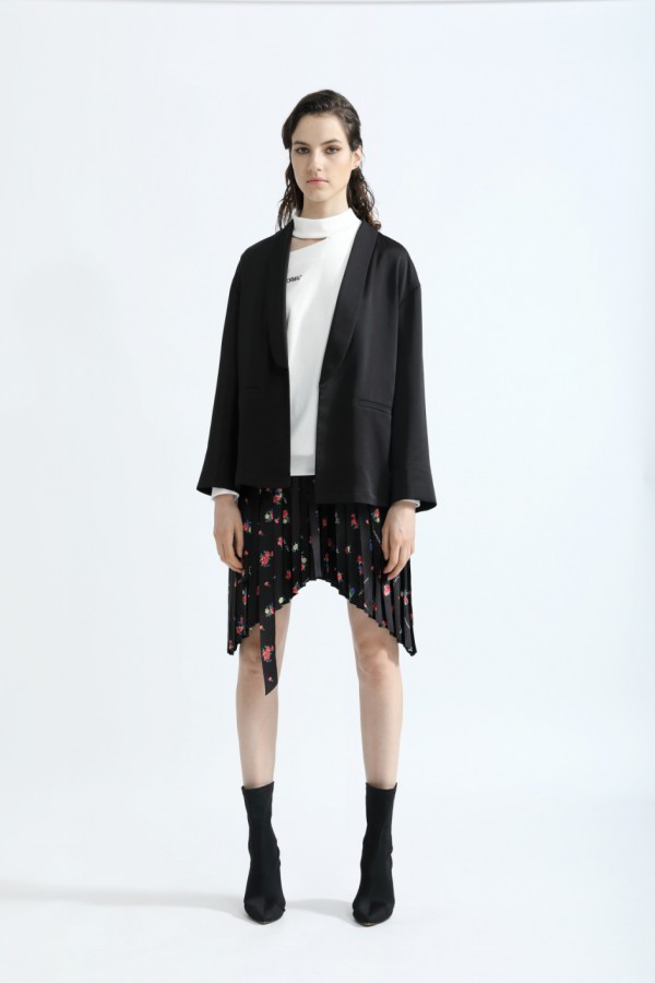 初秋流行的丹比奴小西装备起来 帅气girl非你莫属!