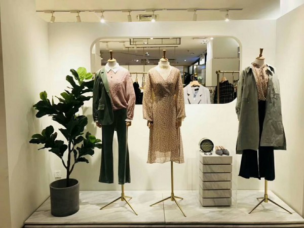 热烈祝贺方示女装湖州店盛大开业!祝生意兴隆