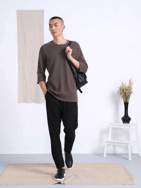 初秋的男装搭配有哪些 黑色裤子搭配什么上衣好看