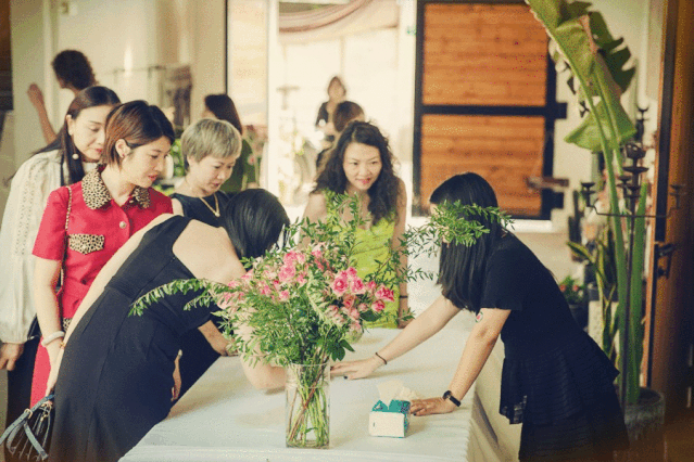 香莎2020春夏新品发布会 延续品牌优雅经典的花卉艺术设计理念