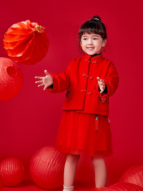 红色毛衣配什么颜色好看 红色配深蓝色好看吗