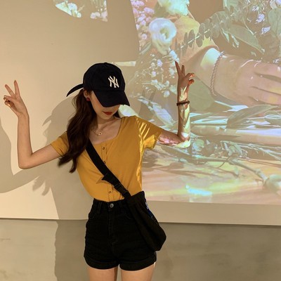 黄色T恤搭配什么裤子好看