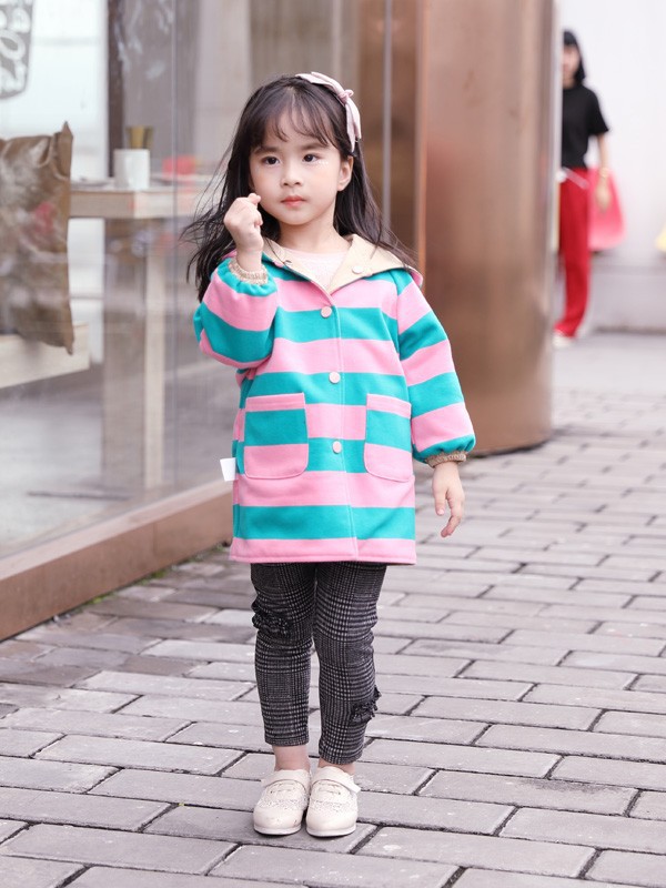 欧米源教你如何给孩子搭配 不仅可以酷还可以很甜美