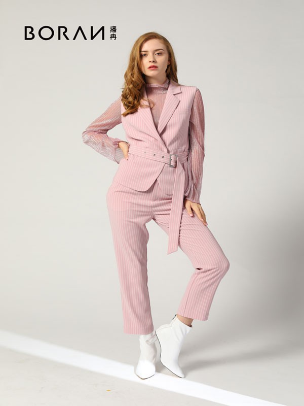 粉色甜美系 播冉让你的造型更具亲和力