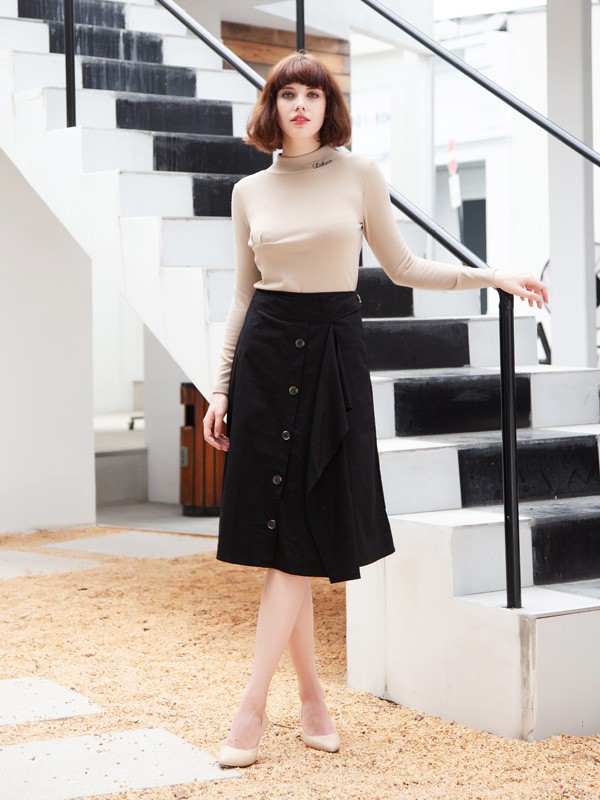 黑色过膝半身裙配什么上衣 过膝半身裙配风衣好看吗