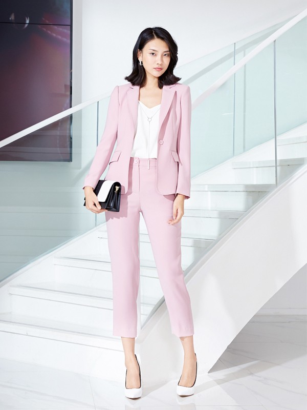 怎么打造出知性的秋日造型 什么颜色的单品衬肤色