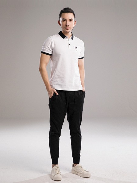 黑色休闲裤怎么穿搭更帅气 get简约的时尚穿搭