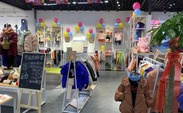 恭喜黄女士的芭乐兔童装加盟店开业大吉