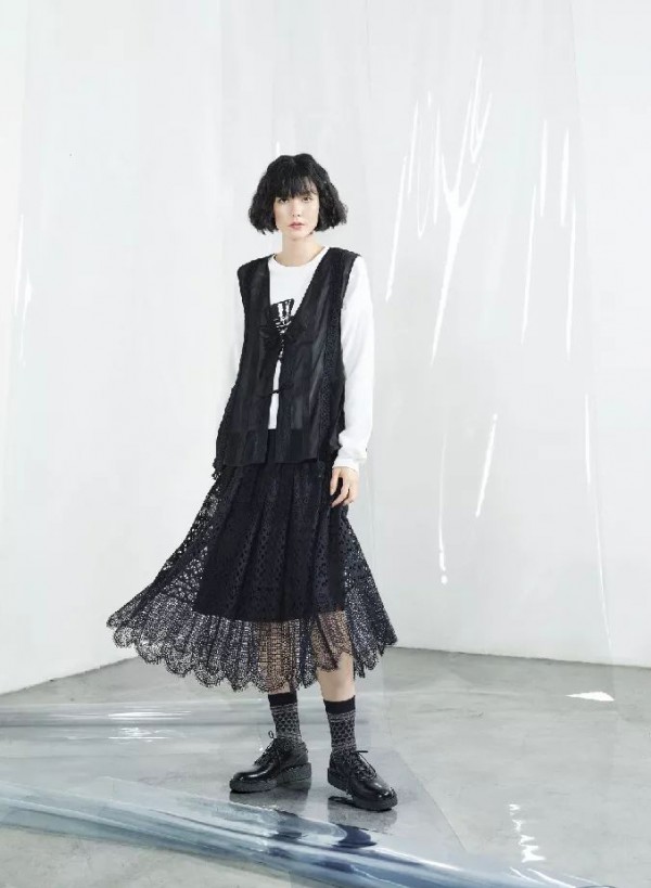 initial女装2020春装新款 跟我一起上太空