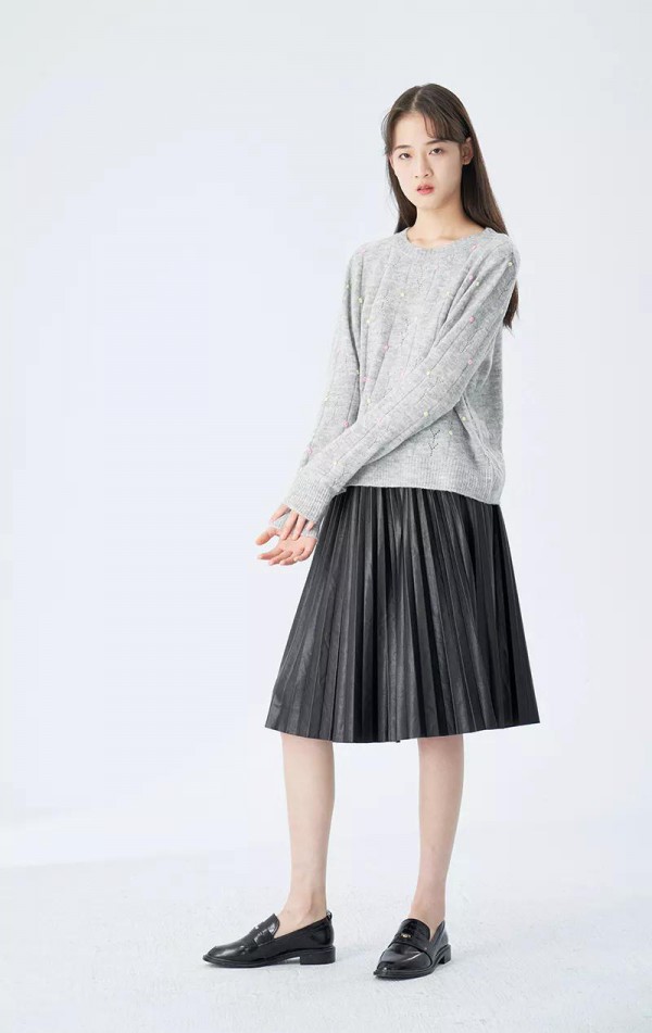 百褶半身裙配什么上衣好 百褶裙上面穿什么