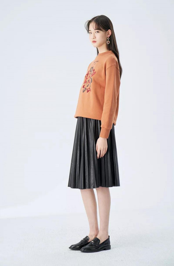 百褶半身裙配什么上衣好 百褶裙上面穿什么