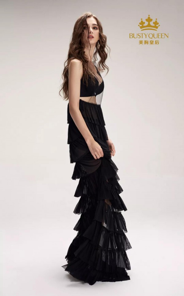 过年聚会 女人的战袍是好身材