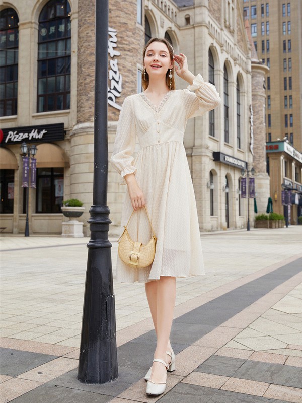 趁着大好秋日时光 尝遍春美多不同风格的连衣裙
