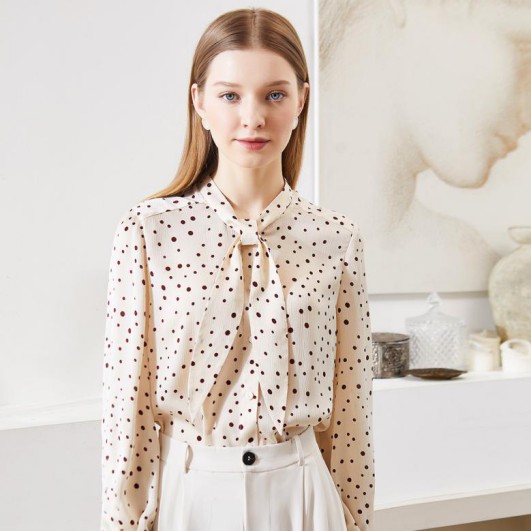 充满浮华绚烂色彩的女装世界 戈蔓婷品牌女装淡雅却不失高雅