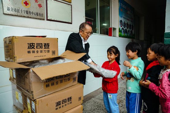 全国持续降温 波司登再伸援手为“寒风中的英雄”送上温暖羽绒服