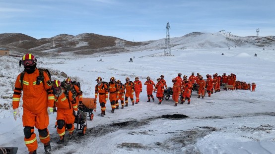 全国持续降温 波司登再伸援手为“寒风中的英雄”送上温暖羽绒服