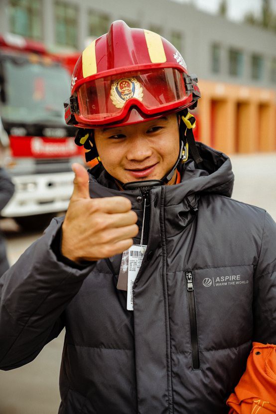 全国持续降温 波司登再伸援手为“寒风中的英雄”送上温暖羽绒服