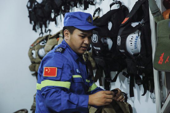 全国持续降温 波司登再伸援手为“寒风中的英雄”送上温暖羽绒服