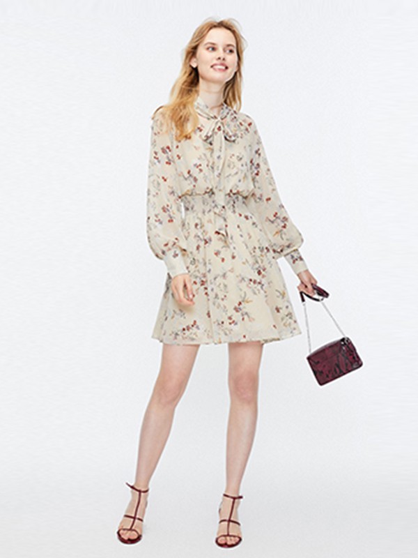 漂亮裙子在秋冬也依旧可以穿 臻色调女装更时尚