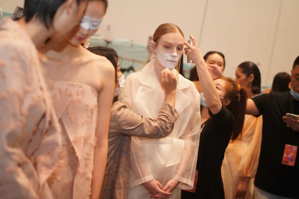 S/S 2021深圳时装周:朗黛国际 | 聚澎湃之活力 启新出发