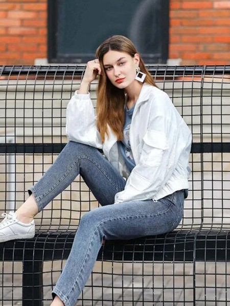 开女装加盟店选择曼秀缤纷 更值得你信赖