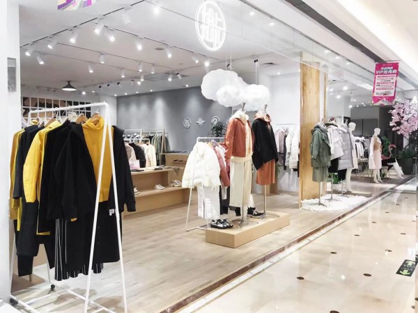 热烈祝贺拾卡女装河南省南阳市金玛特百货店开业大吉!