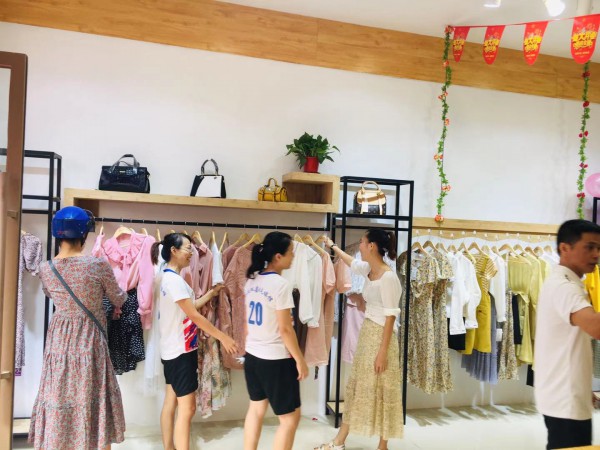 热烈庆祝金蝶茜妮女装品牌新店盛大开业