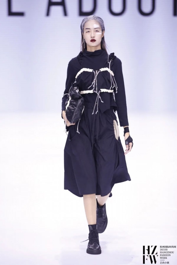 “不被左右”—唐卡2021SS FASHION SHOW