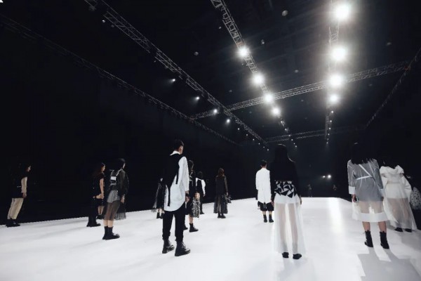 “不被左右”—唐卡2021SS FASHION SHOW