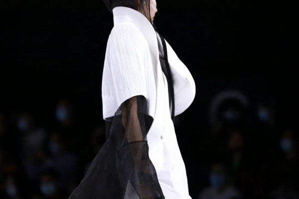 “不被左右”—唐卡2021SS FASHION SHOW