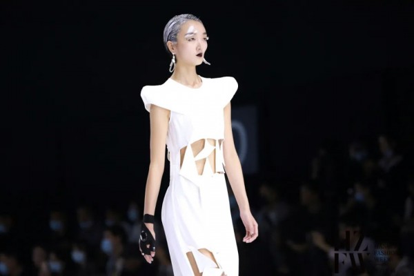 “不被左右”—唐卡2021SS FASHION SHOW