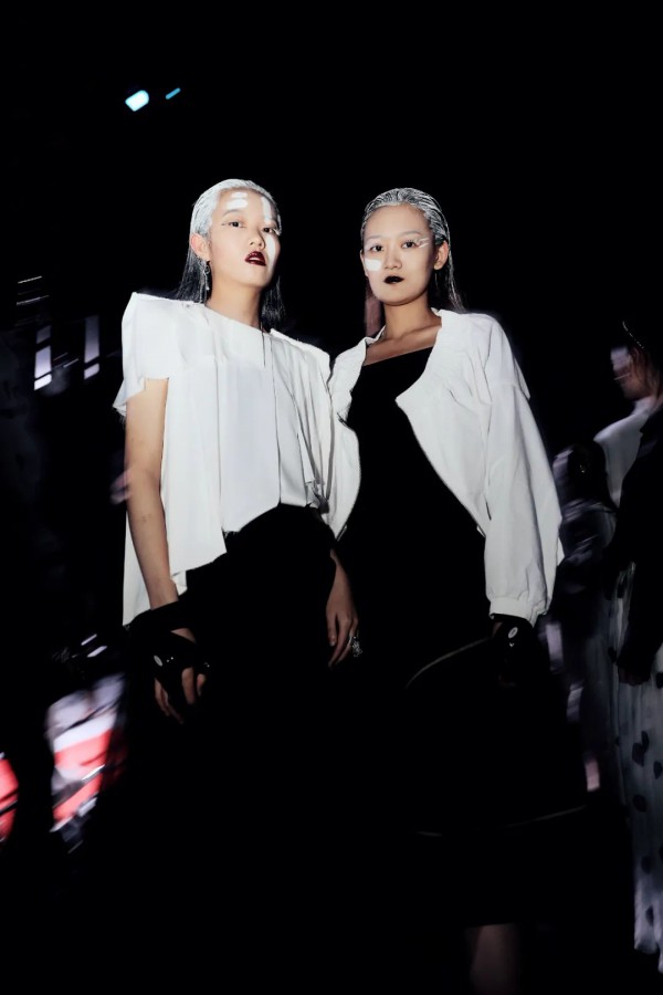 “不被左右”—唐卡2021SS FASHION SHOW