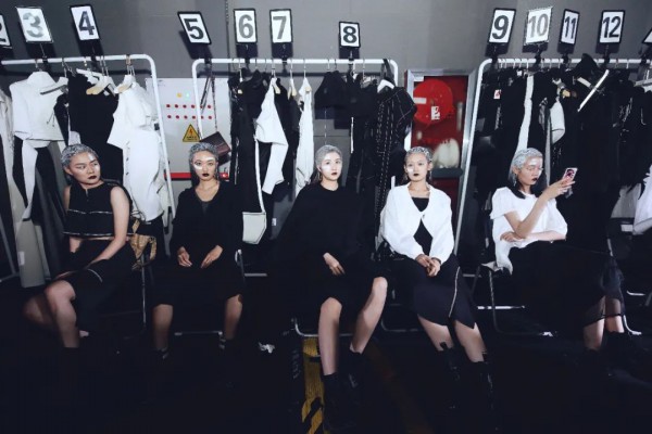 “不被左右”—唐卡2021SS FASHION SHOW