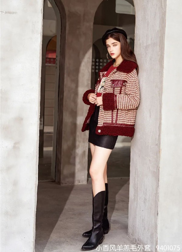 绵羊毛外套暖和吗 小香风羊羔毛外套搭配技巧