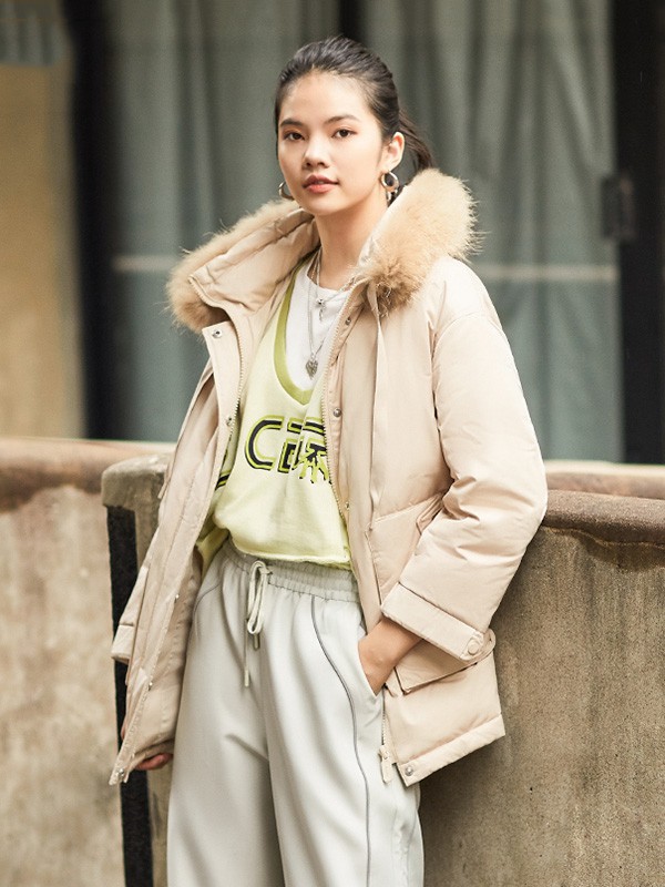 冬季的羽绒服选择艾莱依 时尚精致更适合你
