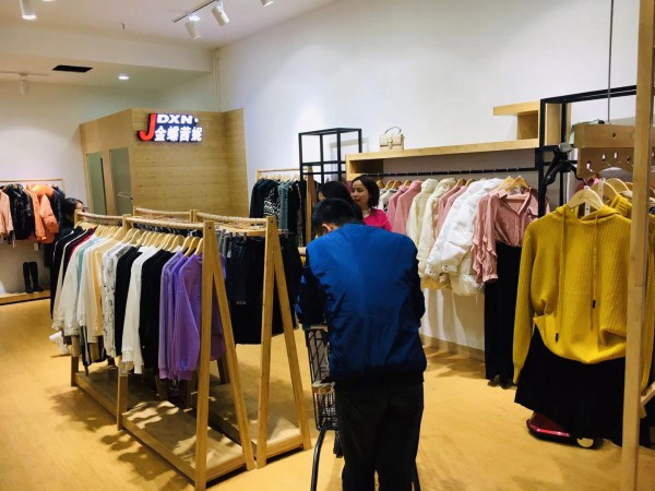 双喜临门!热烈祝贺金蝶茜妮宋女士,杨女士新店开业大吉!