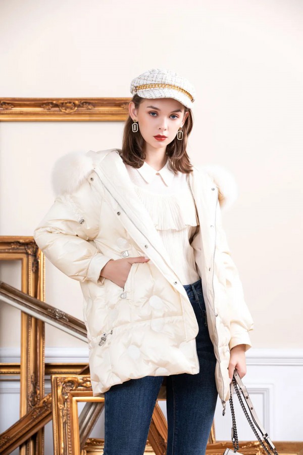 冬季中长款外套里面穿什么 长款羽绒服怎么搭配好看