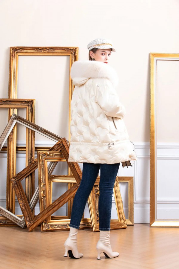 冬季中长款外套里面穿什么 长款羽绒服怎么搭配好看