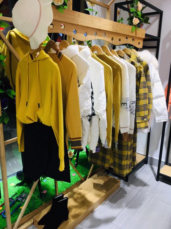 热烈祝贺陈女士金蝶茜妮女装新店隆重开业!