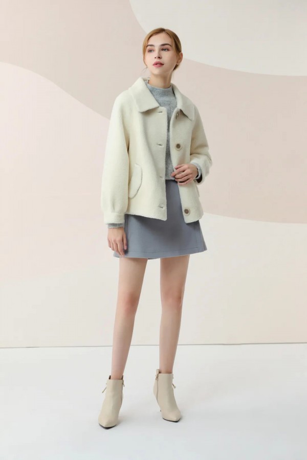 冬天蓝色外套怎么搭配 蓝色外搭里面穿什么