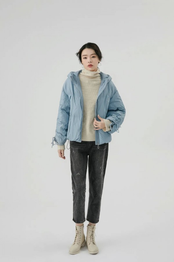 冬天蓝色外套怎么搭配 蓝色外搭里面穿什么