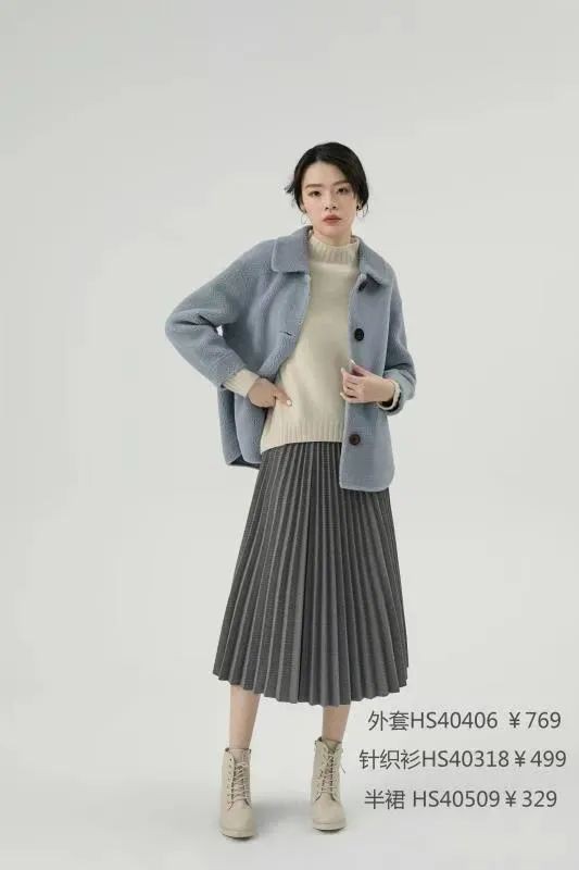 冬天蓝色外套怎么搭配 蓝色外搭里面穿什么