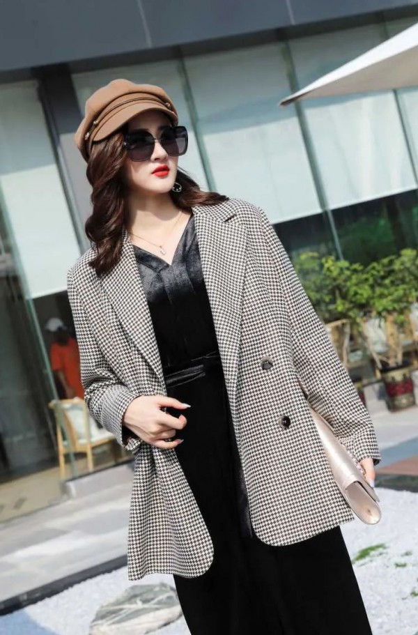 黑白格纹大衣怎么搭配 经典不过时的格纹穿搭术