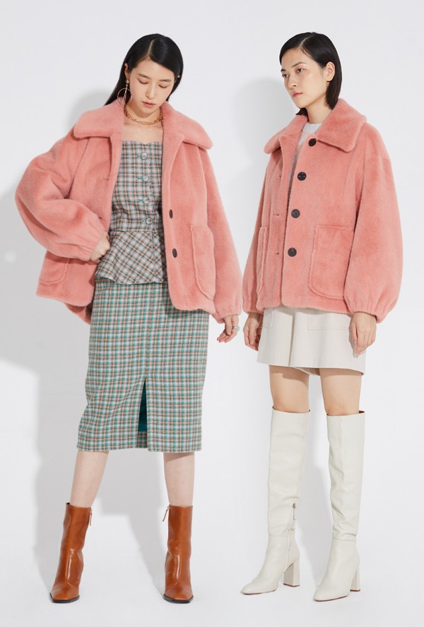 毛绒外套怎么搭配 毛绒外套配裤子还是裙子好