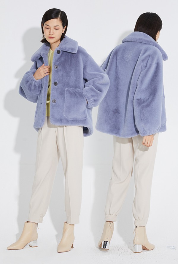 毛绒外套怎么搭配 毛绒外套配裤子还是裙子好