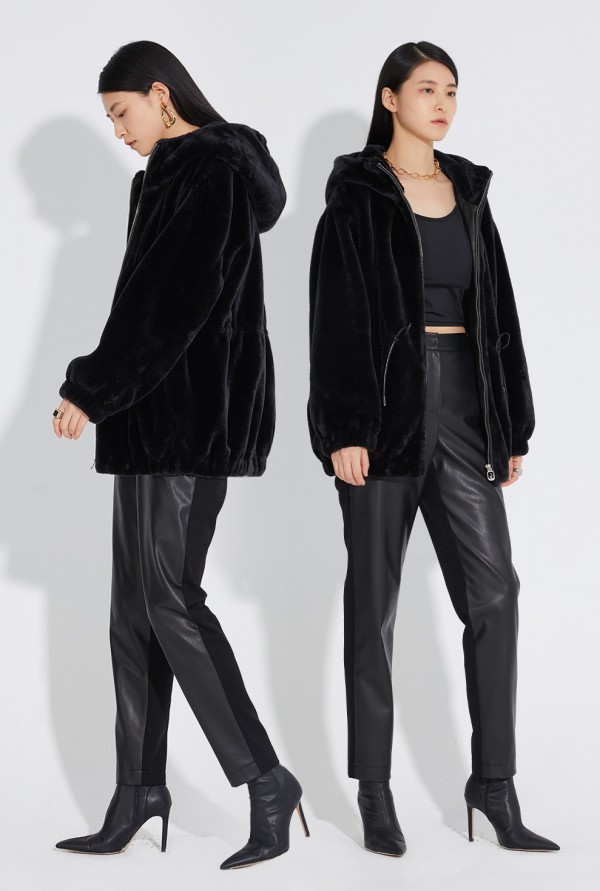 毛绒外套怎么搭配 毛绒外套配裤子还是裙子好