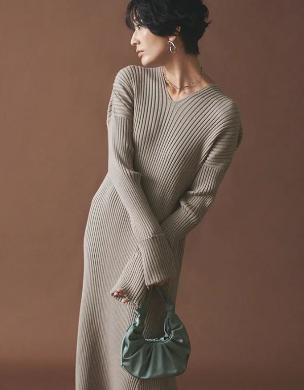 针织长裙针织半身裙怎么搭配 细腻针织编写冬日暖意