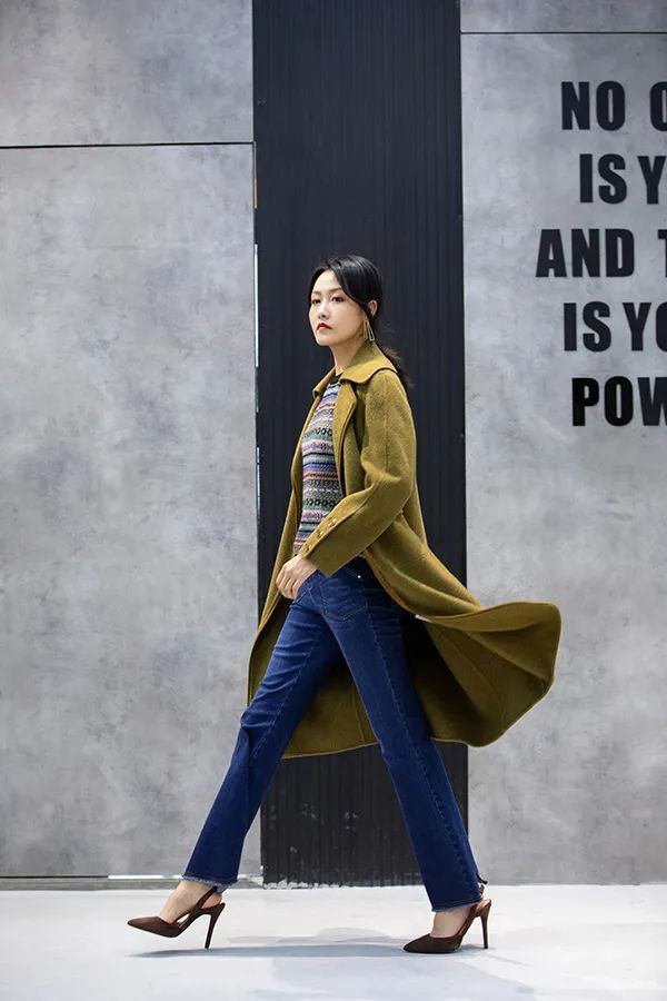 冬季大衣选什么颜色 蓝色大衣怎么搭配