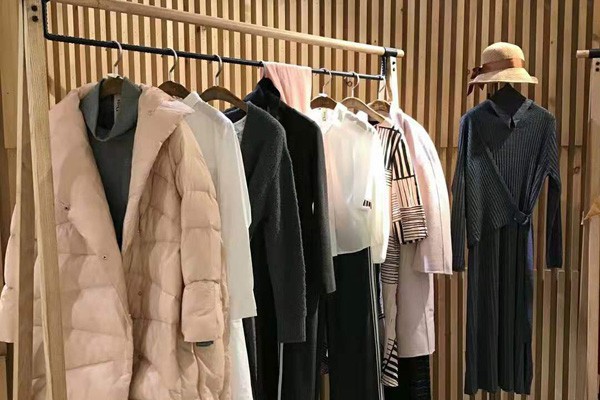 什么样的冬季橱窗陈列更吸引目光?灯光的运用很重要