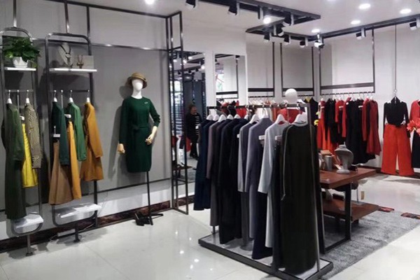 冬季女装店想要吸引顾客进店 橱窗陈列要做好